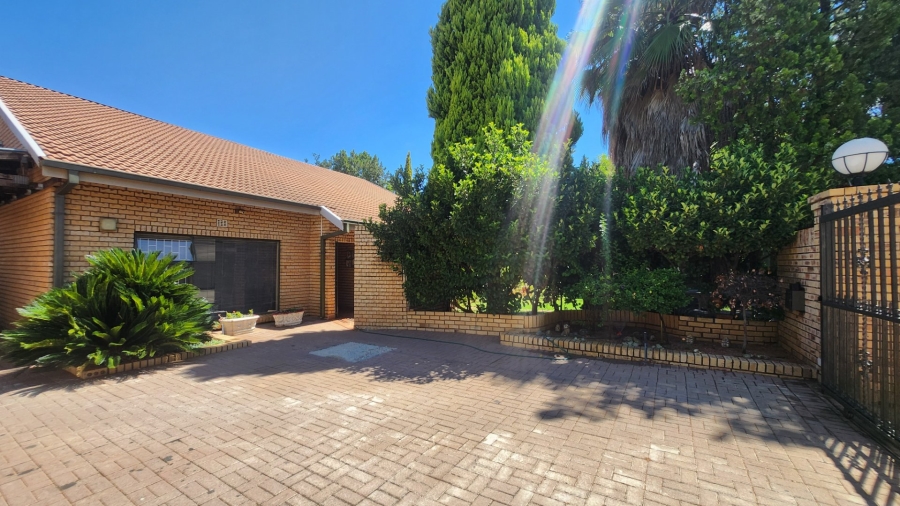 4 Bedroom Property for Sale in Flamwood North West